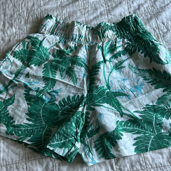 H&M Tropical Green Leaf Print Shorts - Picture 2 of 8